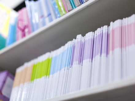 棚に並べられた教科書